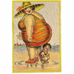 Photo Sculpture Funny Fat Lady sur la plage<br><div class="desc">Un bon usage pour une femme grasse — quel cri ! Quelle meilleure façon de se réfugier de la tempête mais sous le derrier d'une grosse dame ! Cette belle illustration vintage a été imprimée sur une carte postale, à côté de la carte de correspondance de la personne occupée, qui...</div>