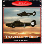 Photo Sculpture Symbole britannique de pub<br><div class="desc">Panneau anglais du pub montrant les bombardiers Liberator B24 rentrant chez eux dans leurs Bases East Anglian.</div>