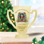 Photo Sculpture Vainqueur moche Gold 1st Place Trophée<br><div class="desc">Un cadeau parfait pour la 1ère place gagnante de votre concours de pull de Noël et fête, un trophée d'or. Arrière - plan métallique en or lisse avec un pull Nutcracker coloré au centre, texte courbe "Vainqueur moche du pull de Noël" au-dessus et "Vainqueur de la première place!" ci-dessous avec...</div>