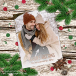 Photo simple personnalisée sur Rose Gold<br><div class="desc">Carte de voeux de Noël unique, tendance et simple et chic de saison avec votre photo d'hiver préférée. Avec place pour customiser ou personnaliser avec une photo, nom de famille ou noms, et le texte de votre choix. Et une saison personnalisable saluant poème sur le côté arrière de la carte,...</div>