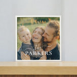 Photo Tile Peel & Stick Script Coeur Fancy Family Simple<br><div class="desc">Transformez vos moments de famille les plus précieux en un centre époustouflant avec notre Peel & Stick Personalized. Avec votre photo de famille préférée, cet art mural est vraiment unique, avec une élégante superposition qui combine le meilleur des deux mondes : le mot "The" rendu en calligraphie exquise, orné de...</div>