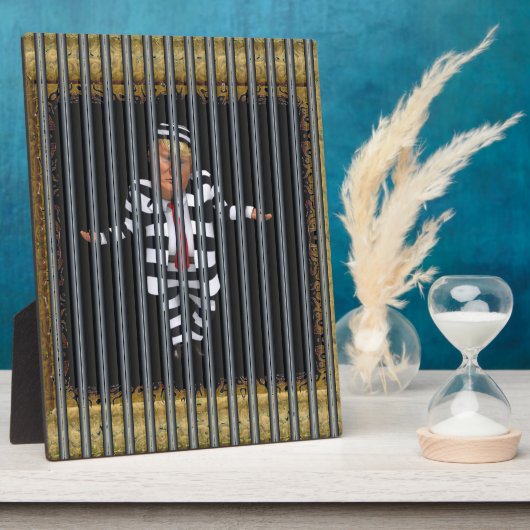 Photo Trump en prison porte une plaque (Côté)