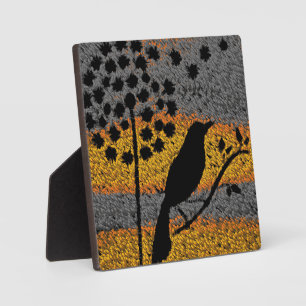Photo Un oiseau parmi les plumes Plaque avec de l'Easel