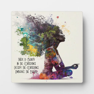 Photo Une femme inspirée Embrasse Plaque avec de l'Easel