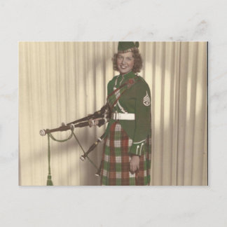 Photo vintage de la carte postale fille bagpiper