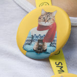 Photographe de chat en Vintage Sweater Quirky<br><div class="desc">Éclairez votre journée avec ce cool et ce bouton décalé. Il présente une illustration de collage photo d'un chat habillé d'un pull de style rétro et tenant une caméra vintage.</div>