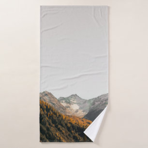 PHOTOGRAPHIE AÉRIENNE DE LA MONTAGNE SOUS LE CIEL