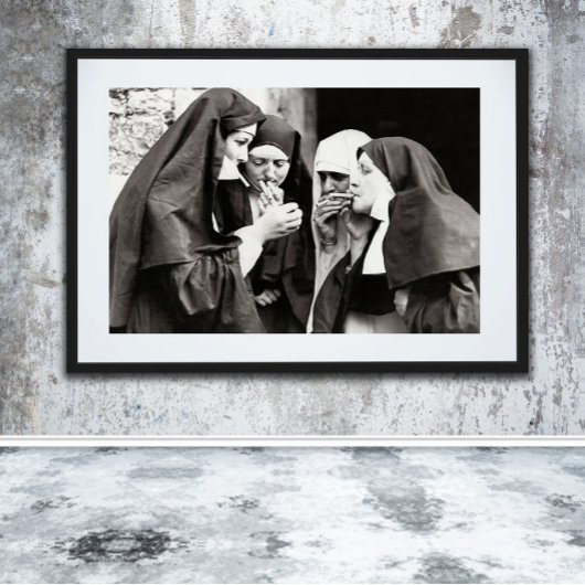Photographie ancienne de nonnes fumeuses
