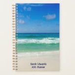 Photographie de plage Blue Ocean Waves Custom 2025<br><div class="desc">Ce planificateur cool de la photographie de plage 2025 est parfait pour un restaurant en bord de mer ou un bar de plage à customiser pour les clients comme souvenir. Une belle photo de plage prise dans la destination de vacances idéale de Destin, Floride. Les magnifiques eaux vertes de Sandestin...</div>