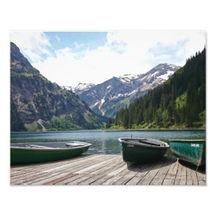 Photographie d'un lac alpin tranquille et bateaux
