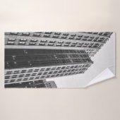 PHOTOGRAPHIE GRAYSCALE À FAIBLE ANGLE DE LA BÂTIME (Serviette de bain)