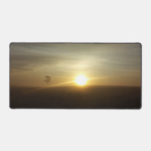 Photographie naturelle du lever de soleil brumeux