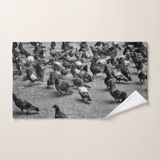 Photographie noir et blanc de nombreux pigeons (Serviette à main)