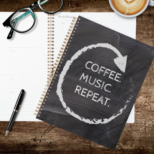 Phrase personnalisable Café. Musique. Répéter.