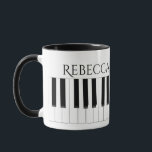 Piano Keyboard Music Personnalisé Mug Deux Tons<br><div class="desc">Idéal pour les amateurs de musique,  les professeurs et les joueurs de piano. Des touches de piano noir et blanc entourent cette tasse de tous côtés,  et vous pouvez écrire en votre nom en haut pour rendre ce cadeau vraiment personnalisé.</div>