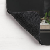 Piano with red rose and rose petals muismat (Hoek)