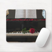 Piano with red rose and rose petals muismat (Met muis)