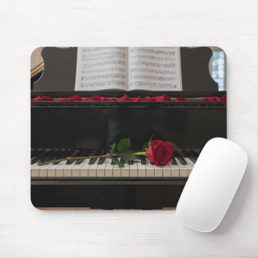 Piano with red rose and rose petals muismat (Met muis)