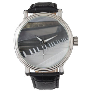 Pianosleutels bekijken met zwarte riem horloge