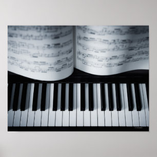 Pianosleutels en muziekboek poster