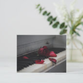 Pianosleutels met een rode roze briefkaart (Staand voorkant)