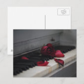 Pianosleutels met een rode roze briefkaart (Voorkant / Achterkant)