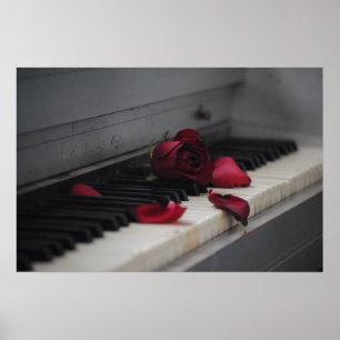 Pianosleutels met een rode roze poster