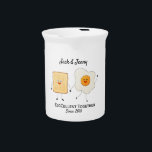 Pichet Mignonne Drôle Joyeux Toast Eggcelcelcelcelcate En<br><div class="desc">Doté d'un joli toast amusant et d'un oeuf avec le mot Eggcellent Ensemble qui peut être personnalisé avec les noms du couple. Parfait pour la Saint Valentin,  anniversaire,  mariage ou toute autre occasion. Consultez d'autres articles correspondants disponibles dans mon magasin! Merci pour le support solide</div>
