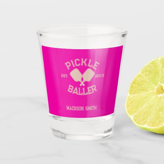 Pickle Baller Pickleball Collegiate Typografie Shot Glas (Voorkant)
