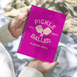 Pickle Baller Pickleball Collegiate Typographie