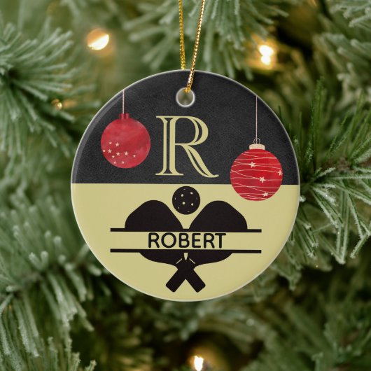 Pickleball Guy Kerstmonogram Initiaal Naam Keramisch Ornament (Boom)