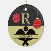 Pickleball Guy Kerstmonogram Initiaal Naam Keramisch Ornament (Links)
