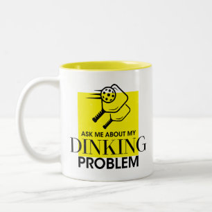 Pickleball humor, vraag me naar mijn drankprobleem tweekleurige koffiemok