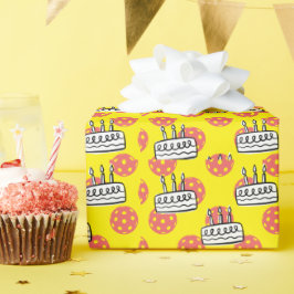 Pickleball met verjaardagstaart op gele achtergron cadeaupapier