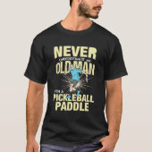 Pickleball - oud Man met een Pickleball Paddle T-shirt (Voorkant)