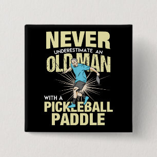 Pickleball - oud Man met een Pickleball Paddle Vierkante Button 5,1 Cm