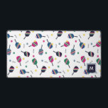 Pickleball Personnalisé Monogramme Bleu Vert Rose<br><div class="desc">Ce tapis de bureau personnalisé et monogrammé dispose d'un motif dynamique et amusant avec des pagaies à billes rayées,  des boules et le mot "dink!" Dans les tons bleu,  vert,  rose et jaune. Fait un merveilleux cadeau ! Une partie d'une collection des studios Parcel.</div>