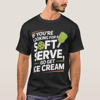 Pickleball-speler zoekt een zachte serveer ga hale t-shirt