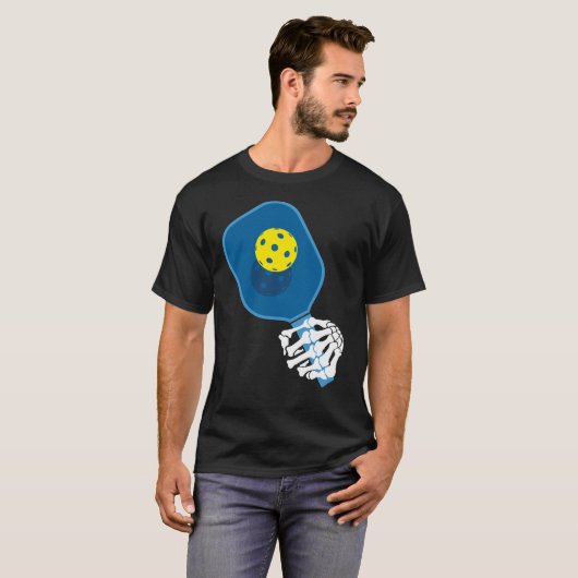Pickleball T-shirt: Skeleton Hand Holding Paddle T-shirt (Voorkant volledig)