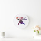 pickleball w paddle en ball oranje aan paars ronde klok (Huis)