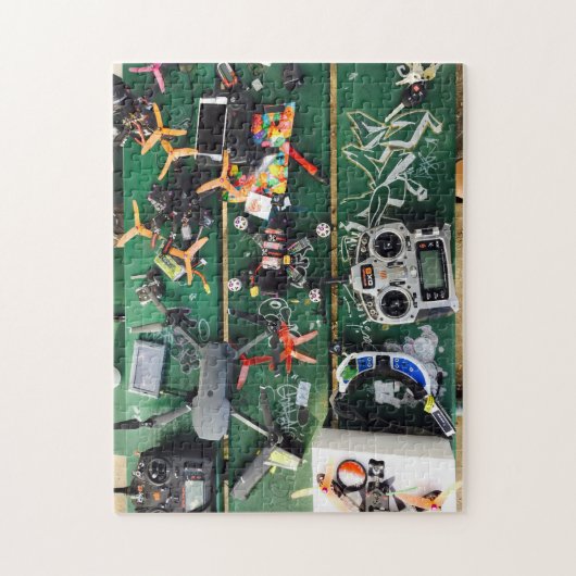 Picnic Table met Drones en Graffiti Legpuzzel (Verticaal)