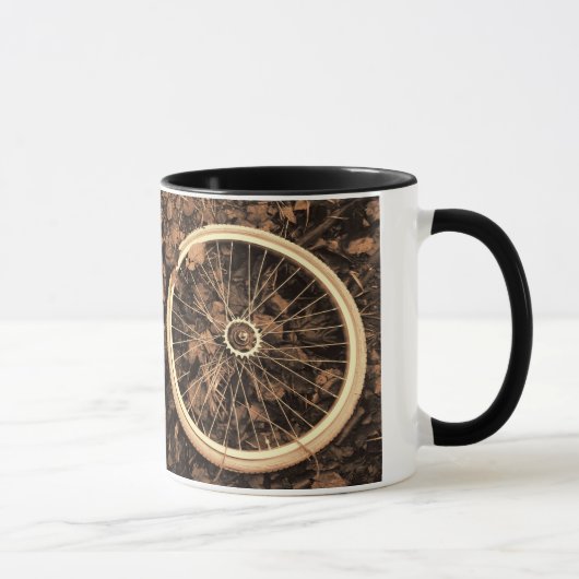 Pièces de vélo avec tasse de café en feuilles d'au (Droite)