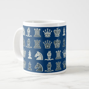 Pièces d'échecs dans la tasse enorme bleue de