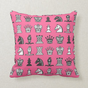 Pièces d'échecs dans le coussin de rose de rang