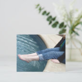 Pieds dans la carte postale Fontaine (Debout devant)