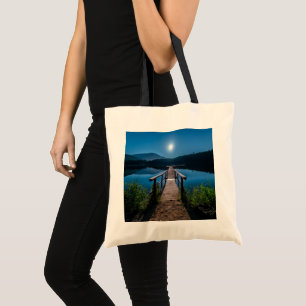 Pier bij nacht onder een volle maan tote bag