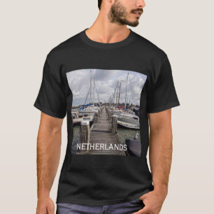 Pier met boten en jachten in Marken Nederland T-shirt