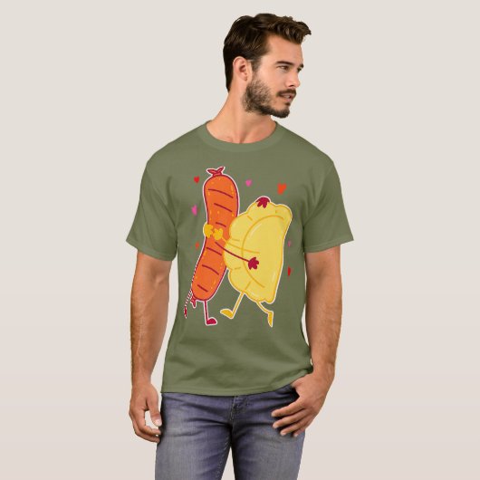 Pierogi en Kielbasa Pools voedsel I Funny Food T-shirt (Voorkant volledig)