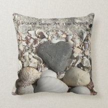 Pierre grise de coeur sur le coussin de plage