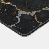 Pierre noire avec veines or et argent (Coin)